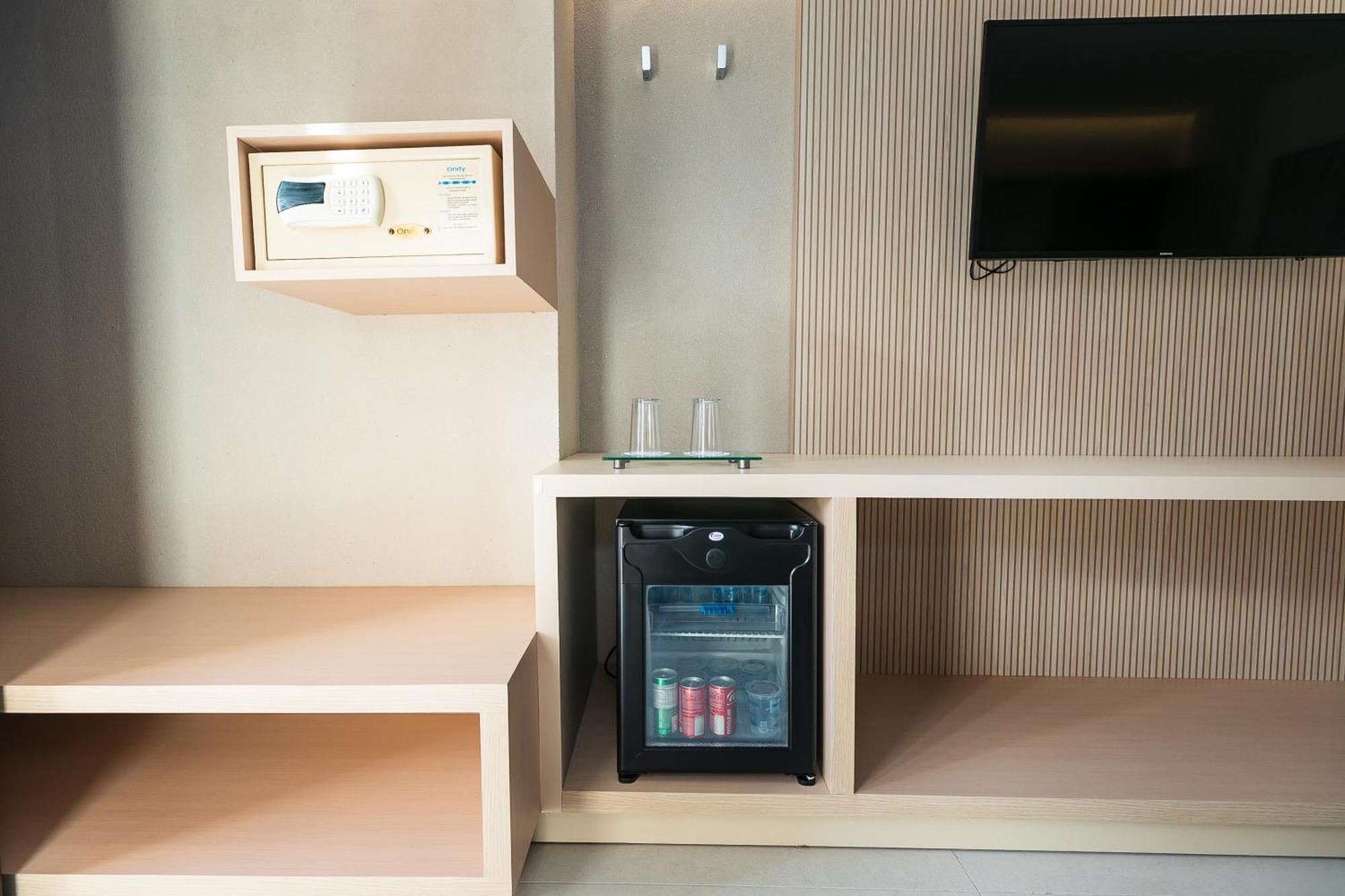 Ocean Palace All Inclusive Premium 纳塔耳 外观 照片 A mini-refrigerator in a hotel room